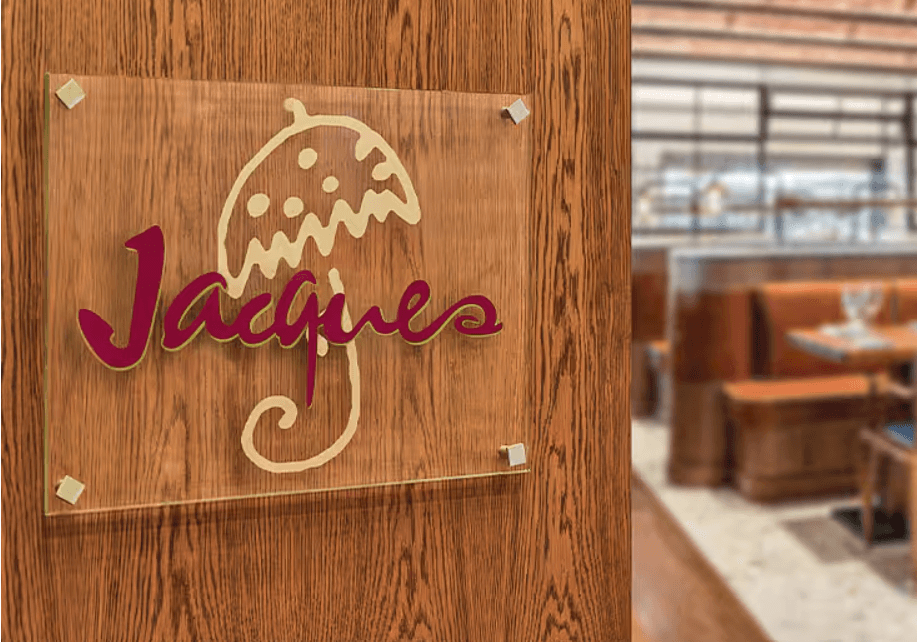Le restaurant français Jacques arrive à bord des Allura™ et Vista™ background